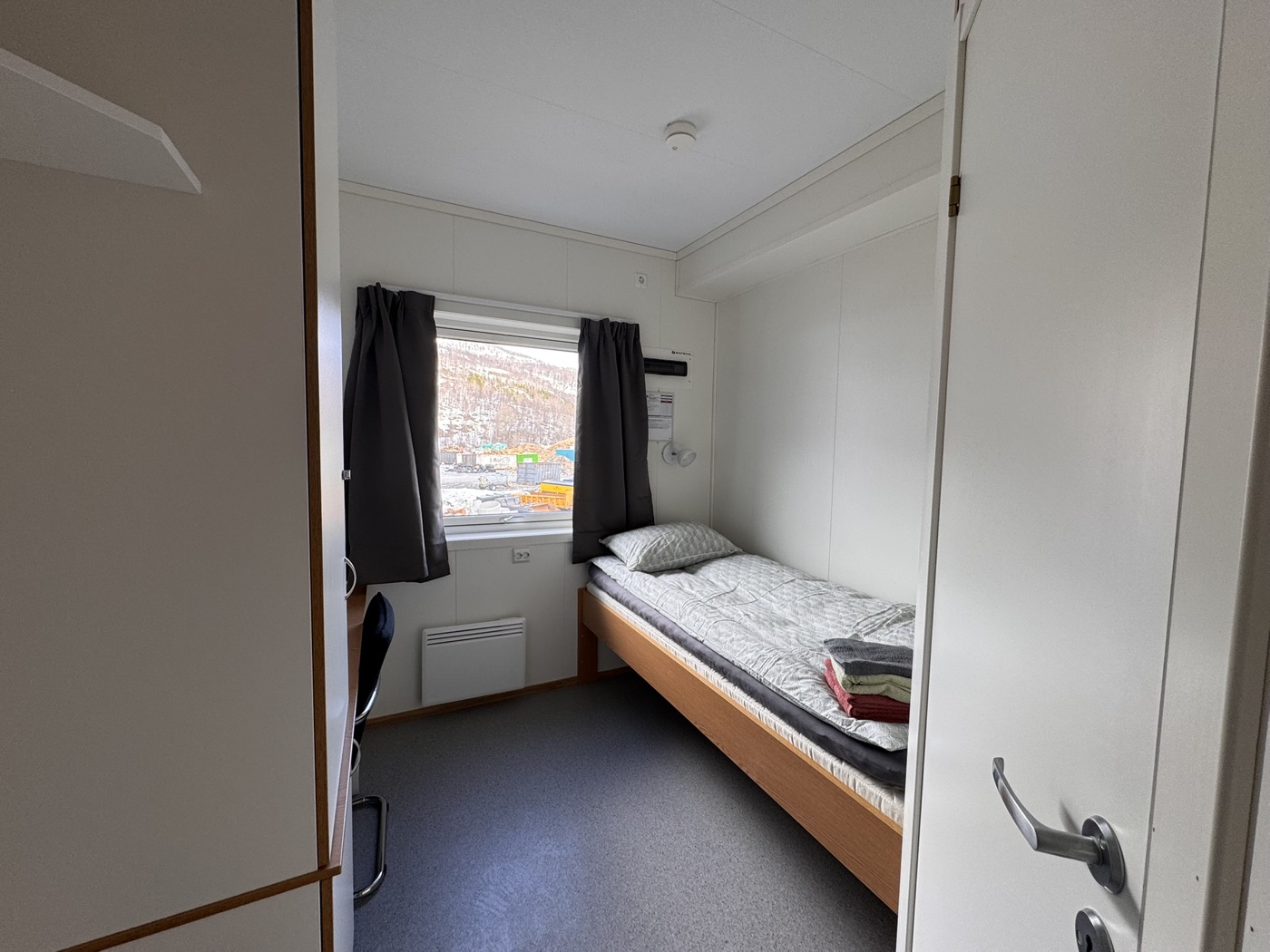 Enkeltrom med seng, skrivebord og vindu